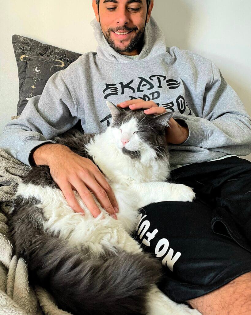 Cat sitter cuidando de gato em casa durante atendimento domiciliar na Vila Buarque em São Paulo