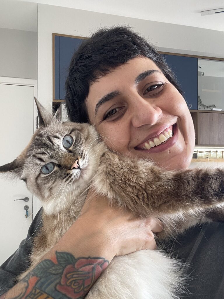 Gato recebendo carinho de cat sitter durante período de viagem do tutor