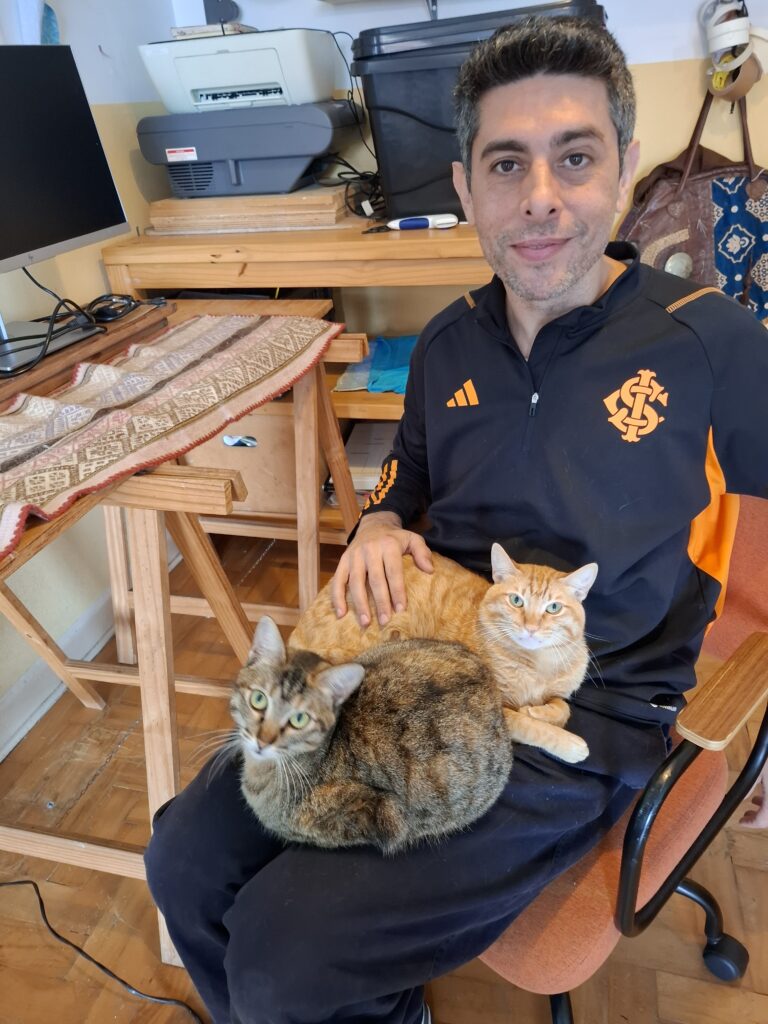 Cat sitter cuidando de gatos em casa durante viagem em São Paulo