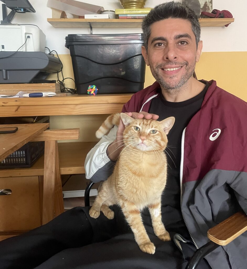 Cuidador de gatos em atendimento domiciliar em São Paulo