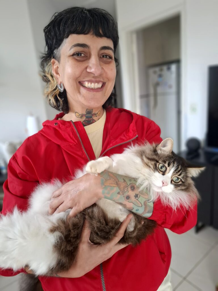 Cat sitter cuidando de gato em apartamento na Água Branca