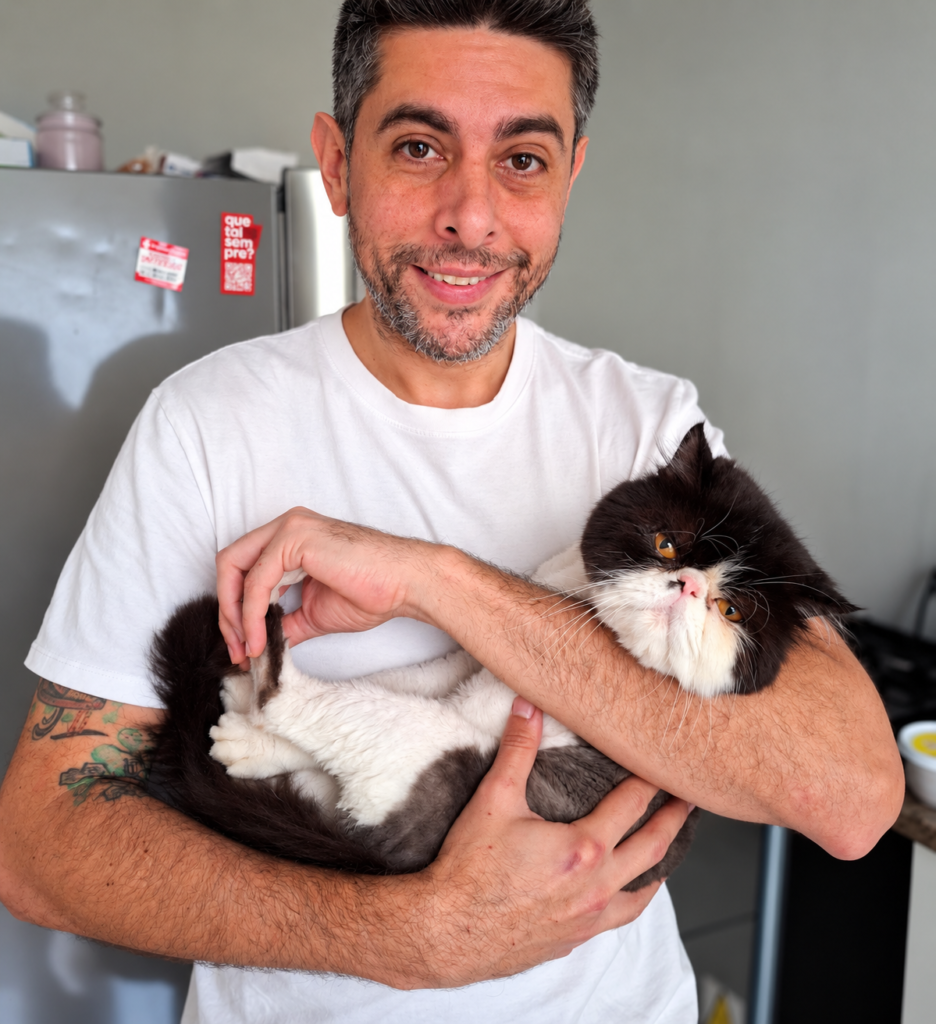 Cuidador de gatos durante atendimento domiciliar em apartamento